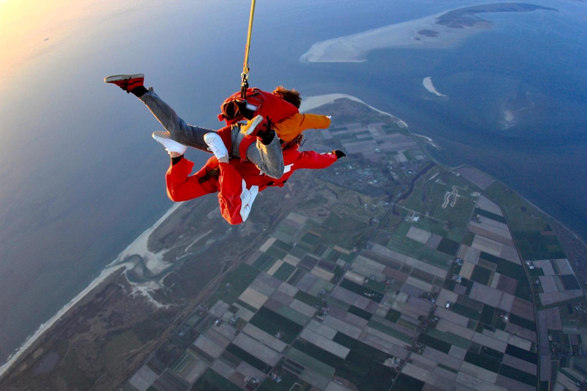 Eilandhotel Texel De Cocksdorp  Exterior photo Tandem skydiving
